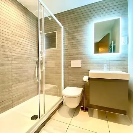 Stunning Apartment Suite - Free Parking & Wifi! Poole Esterno foto