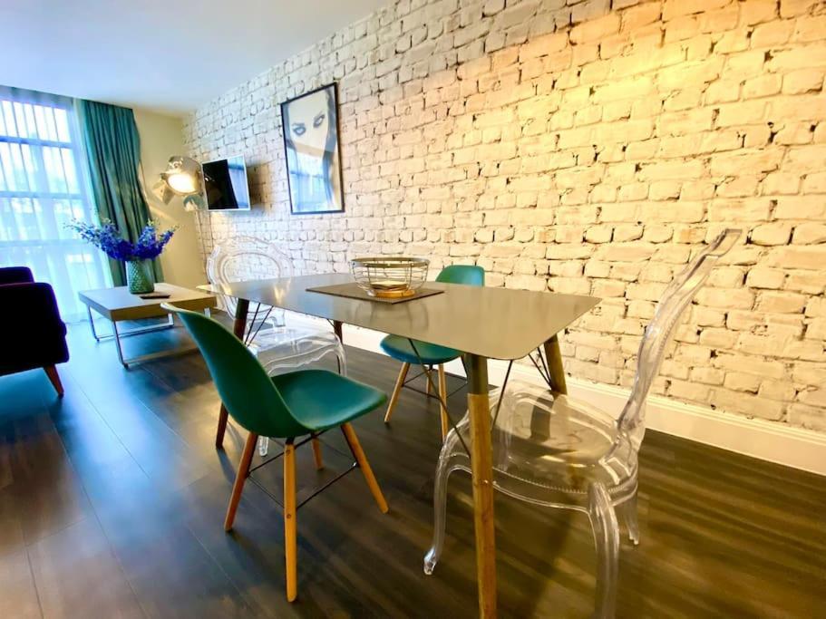 Apartamento Stunning - Free Parking & Wifi!